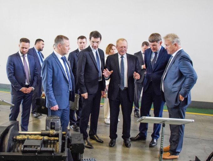 Полдред президента и министр экономразвития посетили Тутаевский моторный завод